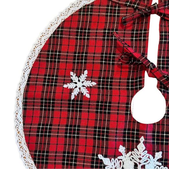 Christmas Tree Skirt Plaid Embroidered Snowflakes Crochet Edge Table Top Tree - Picture 7 of 9
